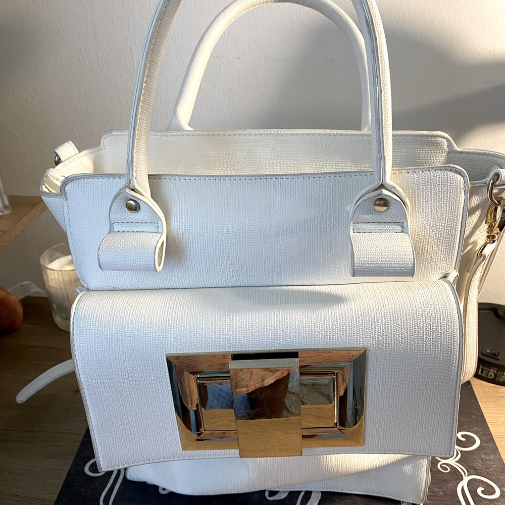 Beautiful and large shoulder bag.